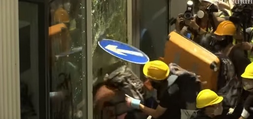 VIDEO Protestatarii din Hong Kong au pătruns în sediul Consiliului Legislativ