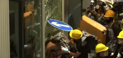 VIDEO Protestatarii din Hong Kong au pătruns în sediul Consiliului Legislativ