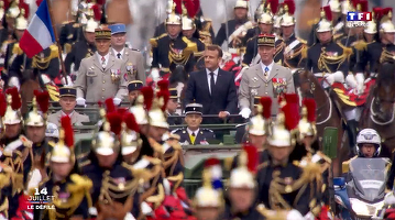 Macron, huiduit la parada de Ziua Franței. Reprezentanți ai ”vestelor galbene”, plasați în arest 