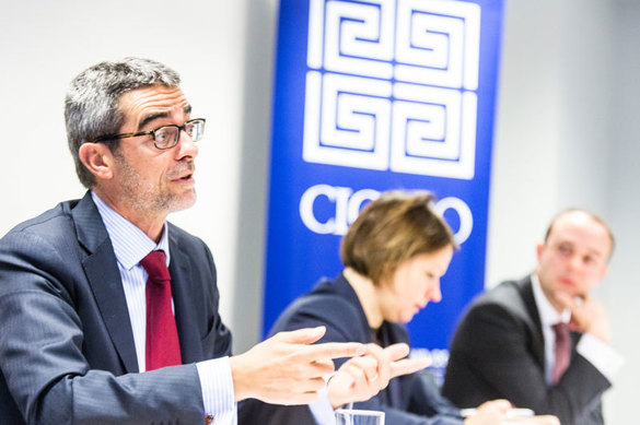 Olivier Salles (stânga, prim plan), directorul administrativ interimar al EPPO. Sursă foto: Cicero Group