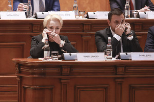 ULTIMA ORĂ GALERIE FOTO Guvernul Dăncilă a fost demis. Un parlamentar a venit de teamă din spital, în cărucior. Spectacol în Parlament