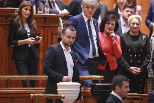 ULTIMA ORĂ GALERIE FOTO Guvernul Dăncilă a fost demis. Un parlamentar a venit de teamă din spital, în cărucior. Spectacol în Parlament