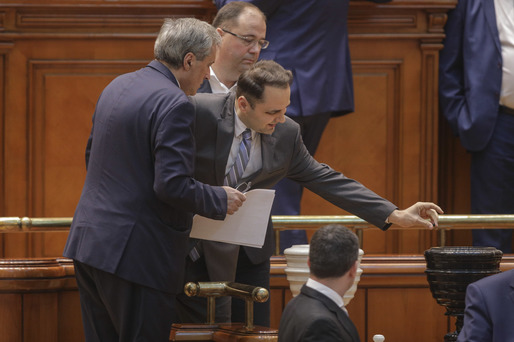 ULTIMA ORĂ GALERIE FOTO Guvernul Dăncilă a fost demis. Un parlamentar a venit de teamă din spital, în cărucior. Spectacol în Parlament
