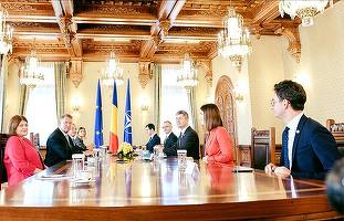 FOTO Deputat chemat de Iohannis, dar oprit să intre cu bicicleta la Cotroceni. "Un demnitar al statului este egal cu bolid de lux..."