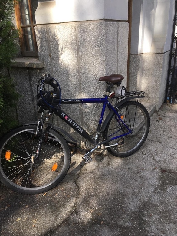 FOTO Deputat chemat de Iohannis, dar oprit să intre cu bicicleta la Cotroceni. 