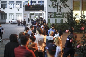 LIVE TEXT GALERIE FOTO - ULTIMA ORĂ Rezultatele exit-poll, cine merge spre Președinție