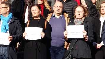 FOTO Peste 6.000 de grefieri ies în fața instanțelor și a parchetelor pentru a protesta față eliminarea pensiilor speciale și pentru personalul auxiliar din justiție; ședințele de judecată vor fi suspendate