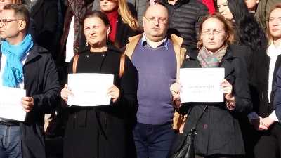 FOTO Peste 6.000 de grefieri ies în fața instanțelor și a parchetelor pentru a protesta față eliminarea pensiilor speciale și pentru personalul auxiliar din justiție; ședințele de judecată vor fi suspendate