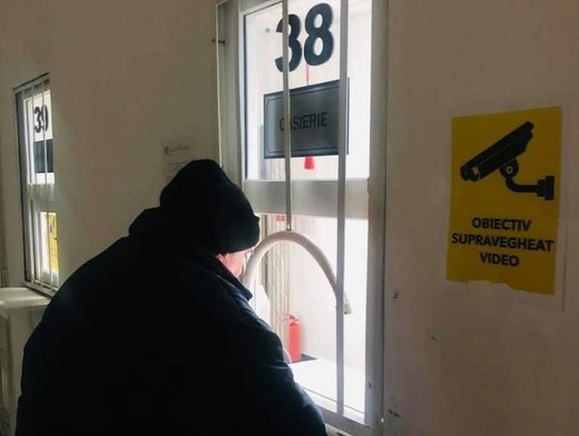 Ministrul Muncii a emis un ordin prin care, până în 31 ianuarie, Casele locale de pensii din București trebuie să reamenajeze zona de lucru cu publicul: între angajat și cetățean nu vor mai fi ziduri, cei doi vor sta așezați la o masă