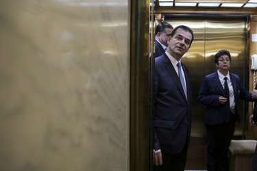 GRAFICE Cade Guvernul, se întărește leul. Mișcări de capital la nivel regional. Avertismentele analiștilor bancari