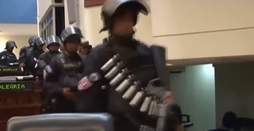 VIDEO Mod de lucru în El Salvador: Militari și polițiști au ocupat Parlamentul pentru un împrumut 