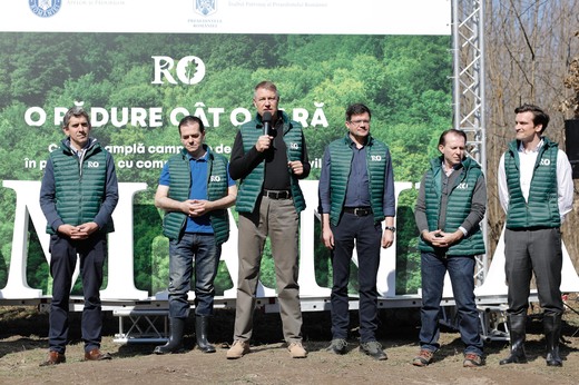 FOTO În fața presei, Iohannis a ieșit, din nou, cu politicieni la plantat de copaci, condamnând tăierile ilegale masive