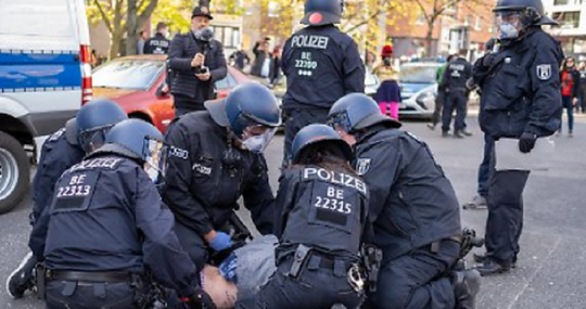 VIDEO&FOTO 100 de arestări la Berlin, după ciocniri ale poliției cu zeci de manifestanți împotriva izolării impuse din cauza covid-19