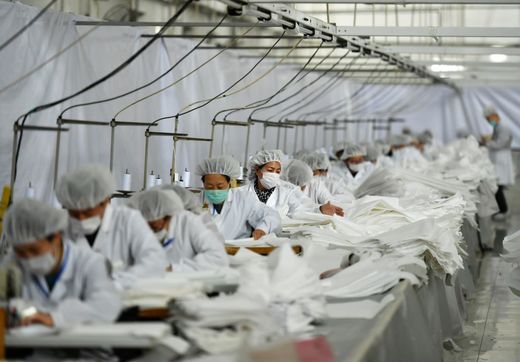 EXCLUSIV INSOLIT Aventurile uniformelor militare românești comandate unei fabrici de stat din China care l-a îmbrăcat și pe liderul de la Beijing și face acum costume de protecție anti-COVID 19