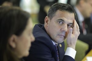 Concedieri declanșate în Ministerul Dezvoltării. Angajații protestează. Ministru: "Greu să renunțe la borcanul cu miere!"