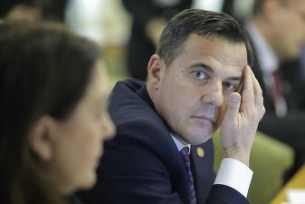 Concedieri declanșate în Ministerul Dezvoltării. Angajații protestează. Ministru: "Greu să renunțe la borcanul cu miere!"