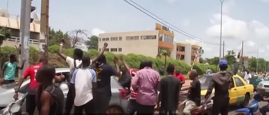 VIDEO Rebeliune militară în Mali: Arestat de soldați, președintele demisionează