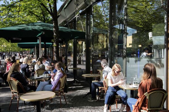 Cafenea din Stockholm la finalul lunii mai (Sursa: Bloomberg)