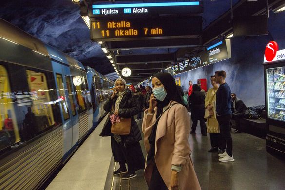 Suedezi așteptând metroul la finalul lunii mai (Sursa: Bloomberg)