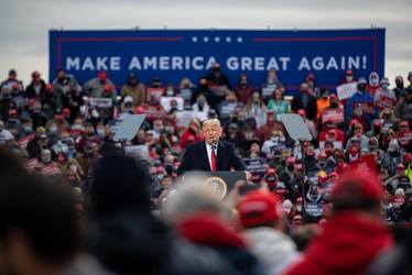 Trump va lansa o serie de mitinguri cu susținătorii în care va recita liste de nume ale „morților care au votat” și va revendica victoria în alegeri. Care este planul pentru a păstra Casa Albă