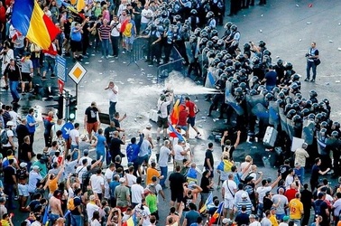 PNL vrea ca jandarmii să poată gaza cetățeni ... doar după ce le citesc ce scrie pe etichetele spray-urilor lacrimogene. De exemplu, "ortho-chlorbenzylidenmalononitrile"