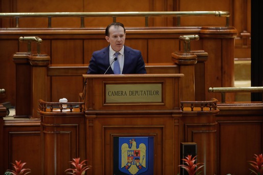 VIDEO & FOTO Circ în Parlament, la discursul lui Cîțu: PSD a împărțit păpuși, premierul a invitat să fie luate pixuri