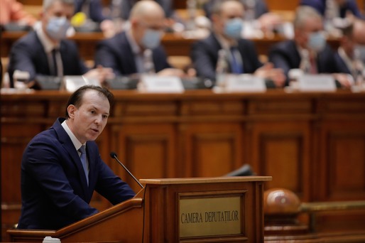 VIDEO & FOTO Circ în Parlament, la discursul lui Cîțu: PSD a împărțit păpuși, premierul a invitat să fie luate pixuri