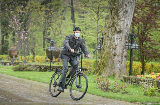 FOTO Klaus Iohannis - cu bicicleta la Palatul Cotroceni