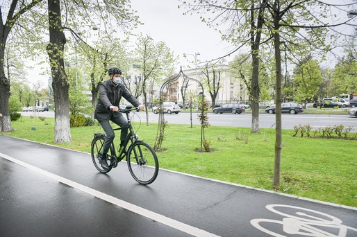 FOTO Klaus Iohannis - cu bicicleta la Palatul Cotroceni