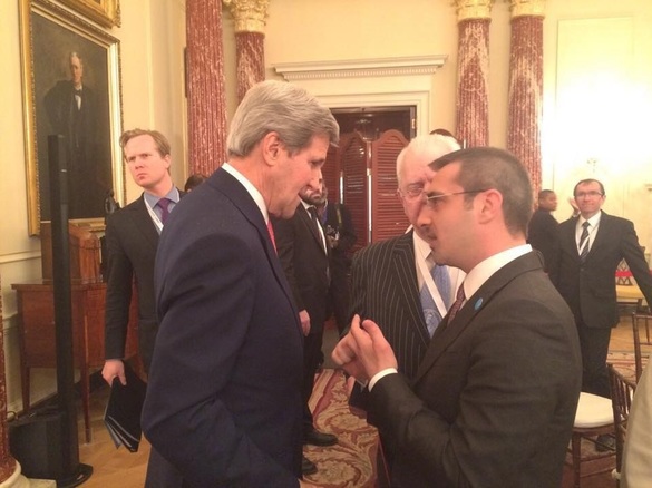 Saimir Tahiri (dreapta), într-o conversație cu John Kerry, secretarul de stat american din administrația Obama, la un summit organizat în 2015 de Casa Albă pe tema violenței extremiste. Sursă foto: Facebook