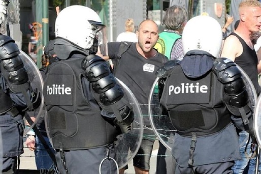 Sute de persoane manifestează împotriva restricțiilor impuse împotriva covid-19 la Bruxelles