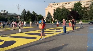 VIDEO Protest-coregrafie în fața Guvernului: Tăiați pensiile speciale!