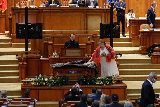 FOTO Guvernul Cîțu scapă, moțiunea de cenzură a PSD - respinsă. Senatoarea Diana Șoșoacă a făcut scandal cu un sac de morgă
