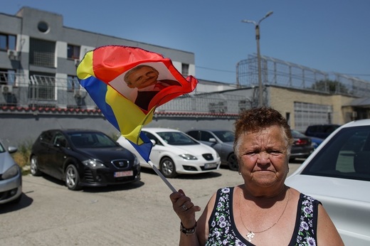 FOTO Susținători îl așteaptă în fața închisorii pe Dragnea