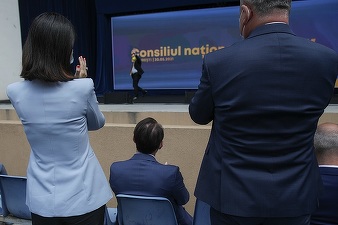VIDEO Orban - show cu discurs presărat cu citate din cântece: Așa-s mâncat de străini, nu de prieteni 
