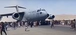 VIDEO Mii de oameni arătați ca încercând să se agațe de avioanele americane care părăsesc Afganistanul