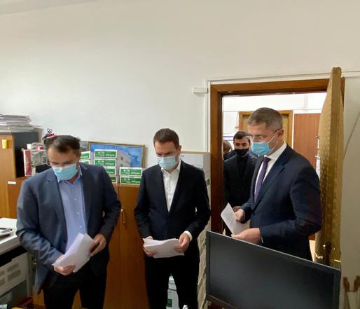 FOTO Miniștrii USR PLUS s-au dus în birou la Cîțu și i-au pus pe masă demisiile