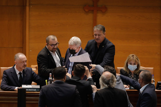 VIDEO&FOTO Scandal în Parlament, cu scaune trase, la citirea moțiunii de cenzură 