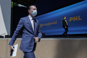ULTIMA ORĂ FOTO Premierul Cîțu câștigă șefia PNL și preia puterea totală. Mărturisire de unde a pornit, la lansarea Profit.ro: În toamna anului 1990 mă urcam în tren și plecam cu prieteni spre Ungaria să vindem haine