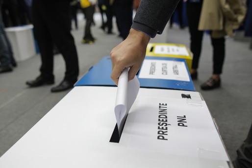 CONGRESUL PNL - FOTO Cozi la cabinele de vot. Au izbucnit discuții contradictorii: împăturit sau nu?