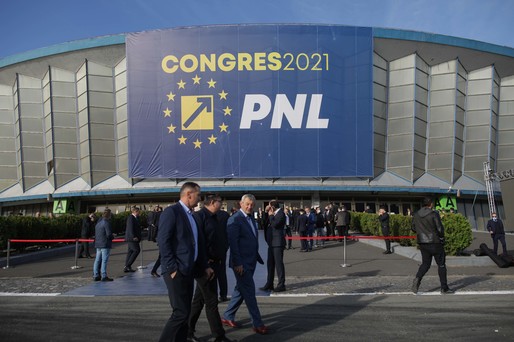 CONGRESUL PNL - FOTO Cozi la cabinele de vot. Au izbucnit discuții contradictorii: împăturit sau nu?