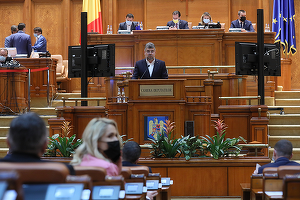FOTO Machetă cu Superman prăbușindu-se, adusă de PSD la intrarea în sala de plen a Parlamentului