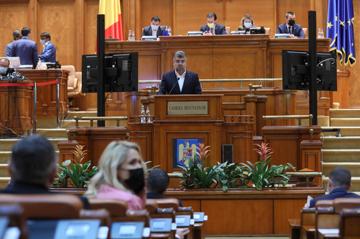 FOTO Machetă cu Superman prăbușindu-se, adusă de PSD la intrarea în sala de plen a Parlamentului