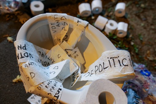 FOTO Liderii PNL, întâmpinați cu hârtie igienică la Vila Lac. ”Ne-ați înșelat!”.
