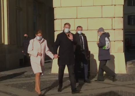 FOTO Klaus Iohannis, întâmpinat de protestatari, la intrare în biserică în Sibiu. O femeie i-a strigat: ”Jó napot kívánok, PSD!"