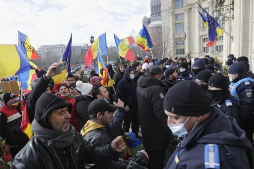 VIDEO&FOTO Conflicte în fața Parlamentului - Protestatari AUR forțează intrarea în clădire. SPP a blocat intrările