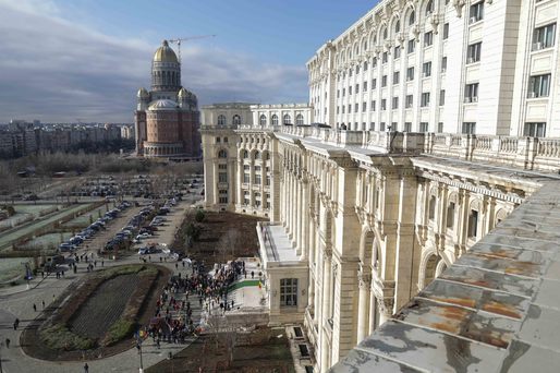 VIDEO&FOTO Conflicte în fața Parlamentului - Protestatari AUR forțează intrarea în clădire. SPP a blocat intrările