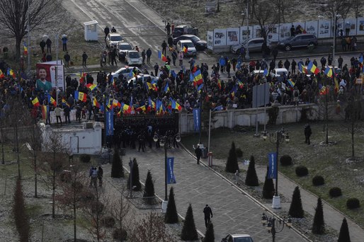 VIDEO&FOTO Conflicte în fața Parlamentului - Protestatari AUR forțează intrarea în clădire. SPP a blocat intrările