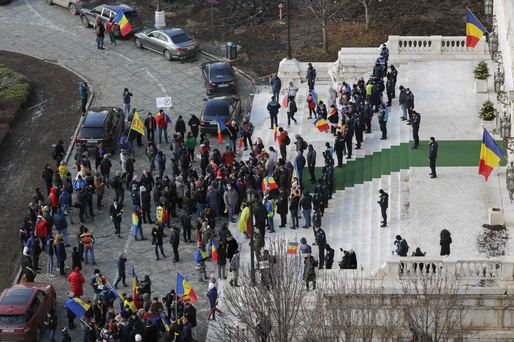 VIDEO&FOTO Conflicte în fața Parlamentului - Protestatari AUR forțează intrarea în clădire. SPP a blocat intrările