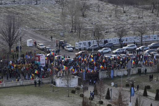 VIDEO&FOTO Conflicte în fața Parlamentului - Protestatari AUR forțează intrarea în clădire. SPP a blocat intrările